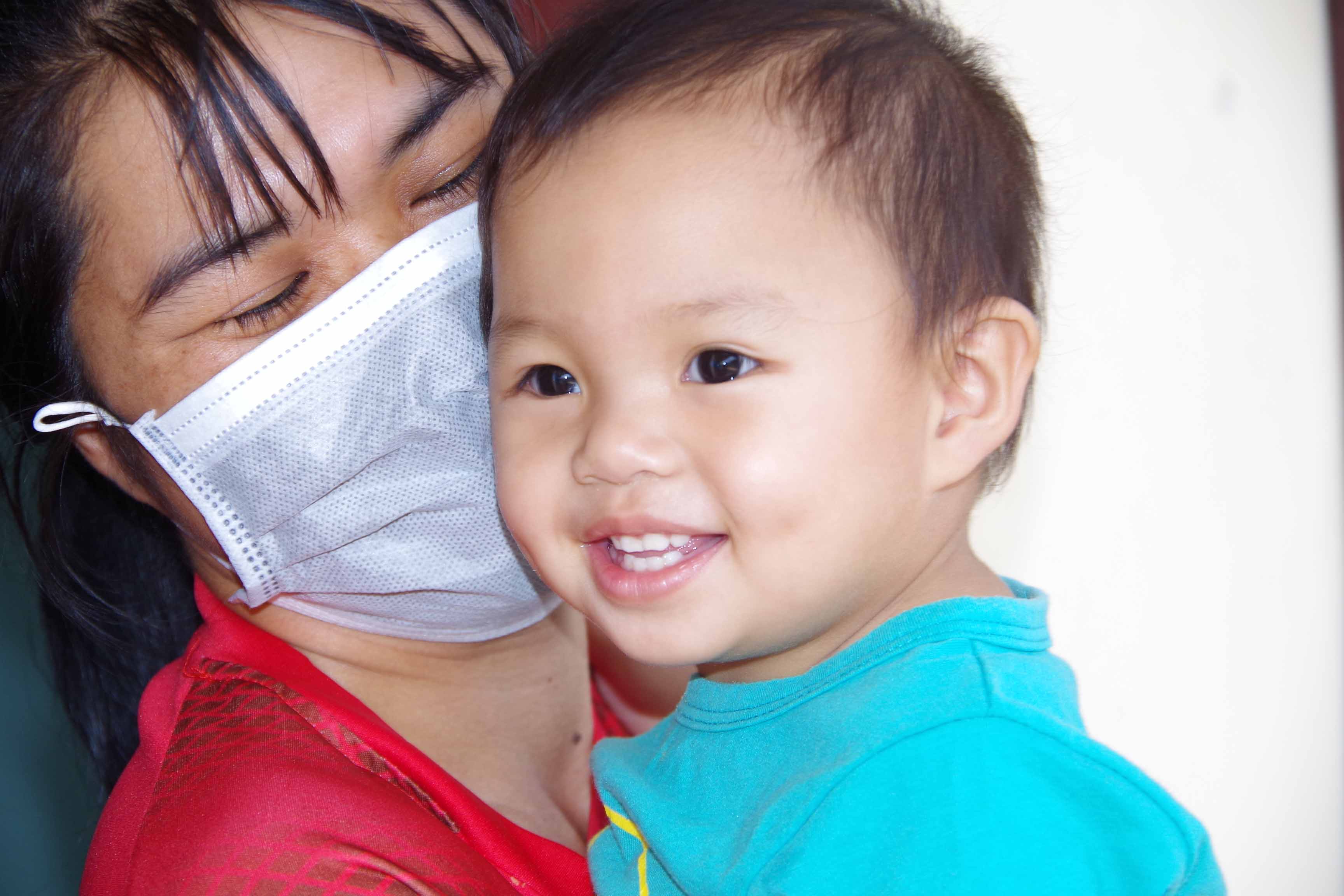 Niềm vui của mẹ con bé Lượng dành cho các chú bộ đội trước khi chia tay. Ảnh: Huy Bắc 