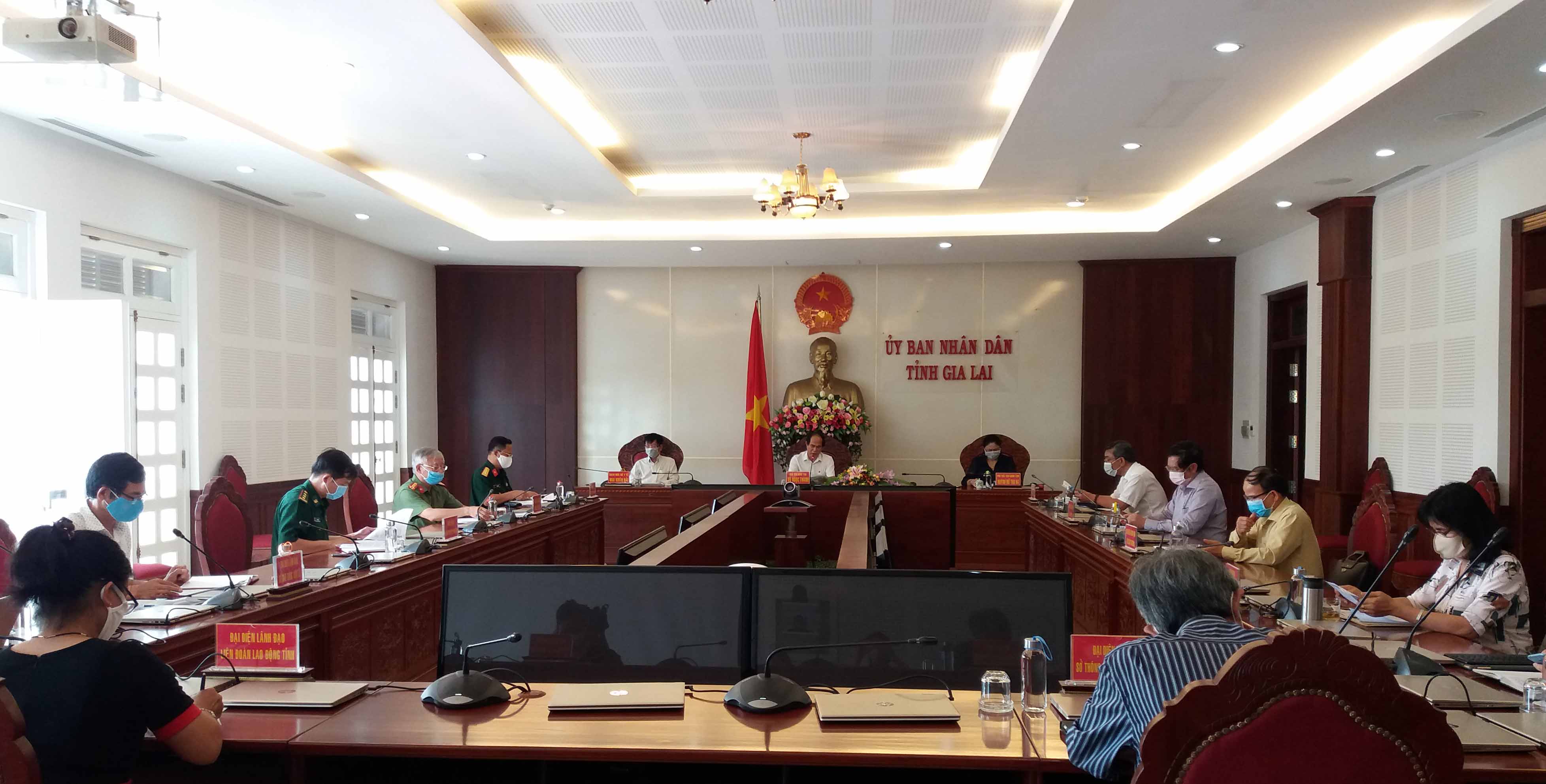 Ban Chỉ đạo phòng, chống dịch bệnh Covid-19 tỉnh Gia Lai họp triển khai Chỉ thị 16/CT-TTg của Thủ tướng Chính Phủ ngày 31-3 vừa qua. Ảnh: Như Nguyện