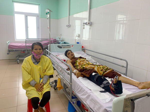 Anh Nguyễn Kim Thân đang điều trị tại phòng A12, Khoa Hồi sức- Cấp cứu, Bệnh viện Quân y 211. Ảnh: V.C