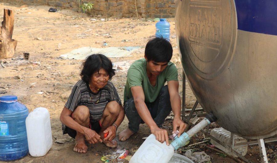 Người làng Mơ Hra, xã Kông Lơng Khơng, huyện Kbang chắt chiu những can nước sinh hoạt. Ảnh: Ngọc Thu