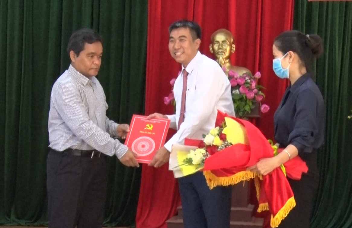  Phó Bí thư Thường trực Tỉnh ủy Gia Lai Hồ Văn Niên trao quyết định cho ông Vũ Mạnh Định. Ảnh:  Lê Văn Châu