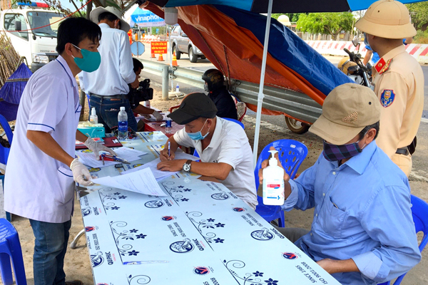 Tài xế và hành khách di chuyển liên tỉnh phải khai bác y tế tại Chốt kiểm soát dịch bệnh Covid-19 đặt trên đường Hồ Chí Minh thuộc địa bàn huyện Chư Pưh. Ảnh: L.H