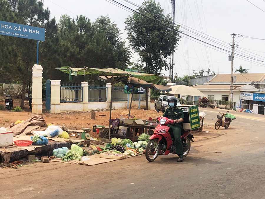 Cán bộ Đồn Biên phòng Ia Nan chở loa đi tuyên truyền ở khu vực chợ xã. Ảnh: A.H