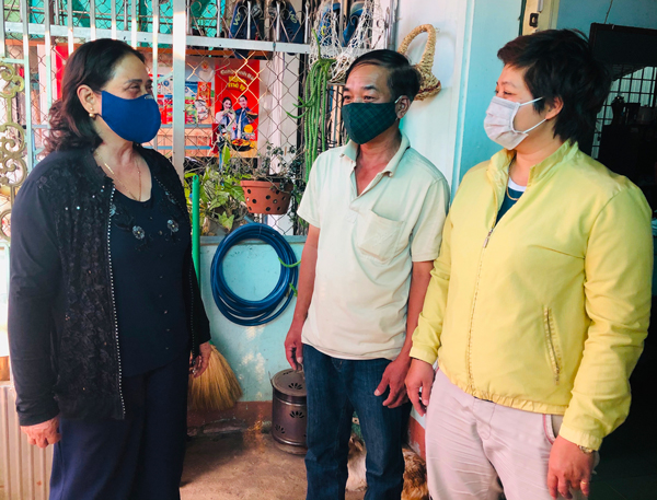 Bà Nguyễn Thị Kiều (bìa trái) thông báo giảm tiền thuê phòng trọ cho người lao động. Ảnh: P.L