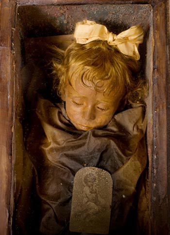 Trông Rosalia Lombardo giống như đang ngủ trong quan tài. Ảnh: National Geographic.