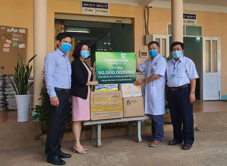 Đại diện Vietcombank Chi nhánh Gia Lai (bên trái) trao hỗ trợ cho Bệnh viện Đa khoa Gia Lai. Ảnh: Như Nguyện