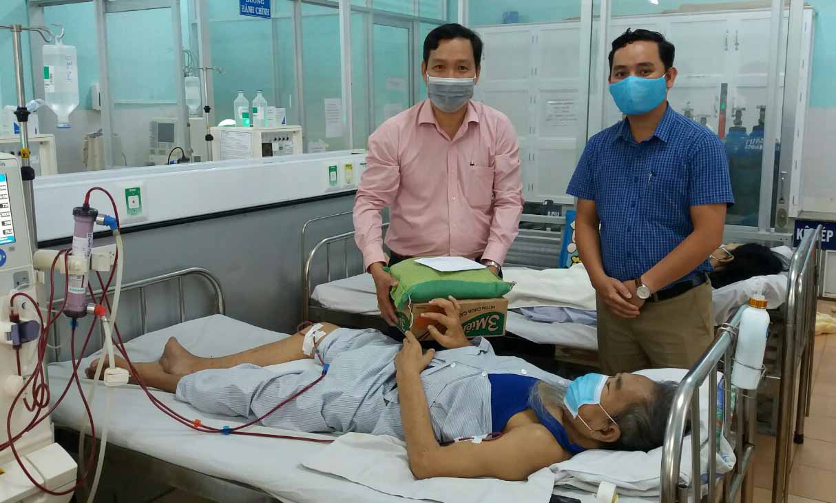 Ông Mai Văn Huấn (áo hồng)- Chủ tịch Hội đồng quản trị Công ty cổ phần Dịch vụ Du lịch Gia Lai tặng quà bệnh nhân chạy thận tại Bệnh viện Đa khoa Gia Lai. Ảnh: Như Nguyện