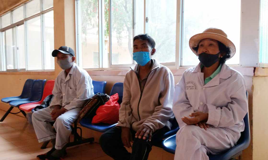 Do ảnh hưởng của dịch Covid-19 đi lại khó khăn nên hơn nửa tháng nay, bà Nguyễn Thị Điệu (ngoài cùng bên phải) ở luôn tại bệnh viện. Ảnh: Như Nguyện 