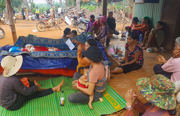 Dân làng đến chia buồn với gia đình nạn nhân Rơ Mah Thuân. Ảnh: V.N