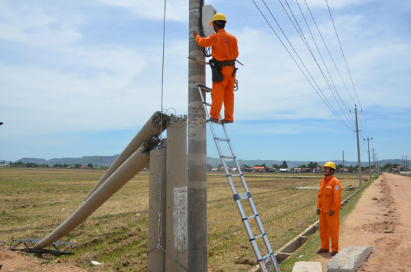 Điện Lực Ayun Pa khẩn trương thay thế hơn 30 cột điện bị gãy đổ ở làng Vòong Boong. Ảnh: Đ.P