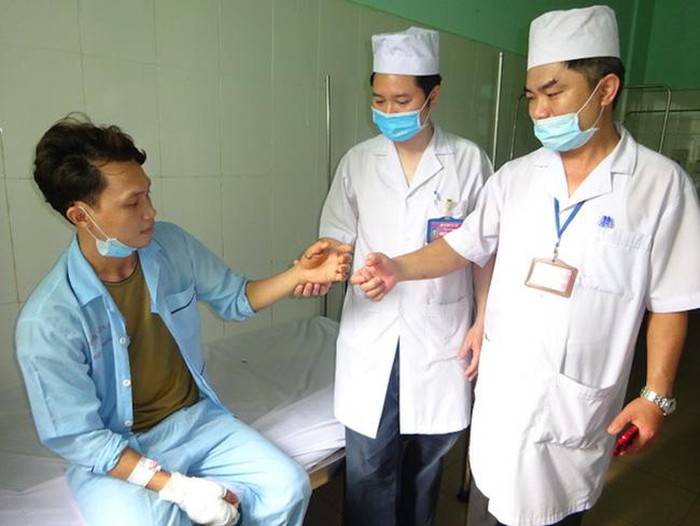 Bác sĩ tại bệnh viện Quân y 211 nối thành công ngón tay cái bị đứt lìa vbtt 2