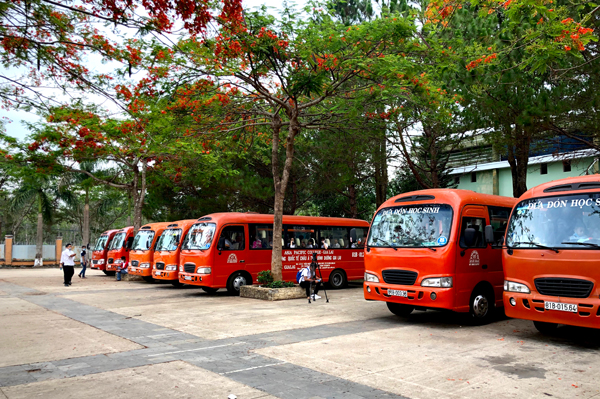 Xe đưa đón học sinh của Doanh nghiệp tư nhân An Lộc trước giờ đưa học sinh Trường Quốc tế Châu Á-Thái Bình Dương trở về nhà. Ảnh: L.H