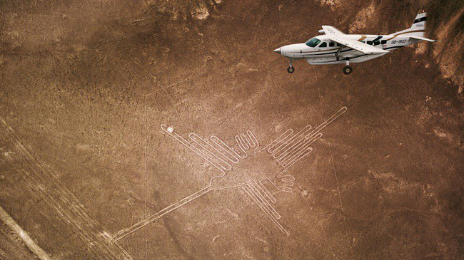 Phần lớn giới nghiên cứu chấp thuận giả thuyết Nazca Lines được tạo bởi văn hóa Nazca cổ đại ở Nam Mỹ và có niên đại khoảng 2.000 năm.