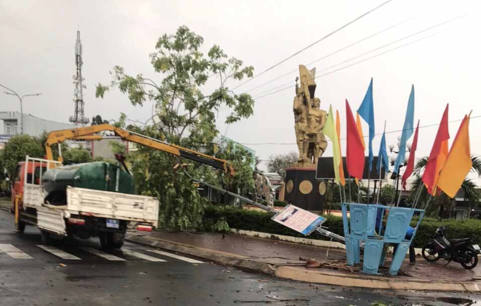 Cây cối, trụ đèn cùng bảng hiệu quảng cáo ở công viên thị trấn Phú Túc bị gãy đổ. Ảnh: Lê Văn Ngọc