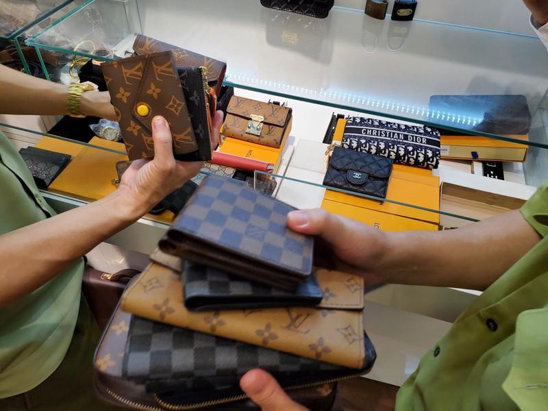 Hà Nội: Tạm giữ hơn 2.000 sản phẩm nghi nhái nhãn hiệu nổi tiếng Ảnh 6
