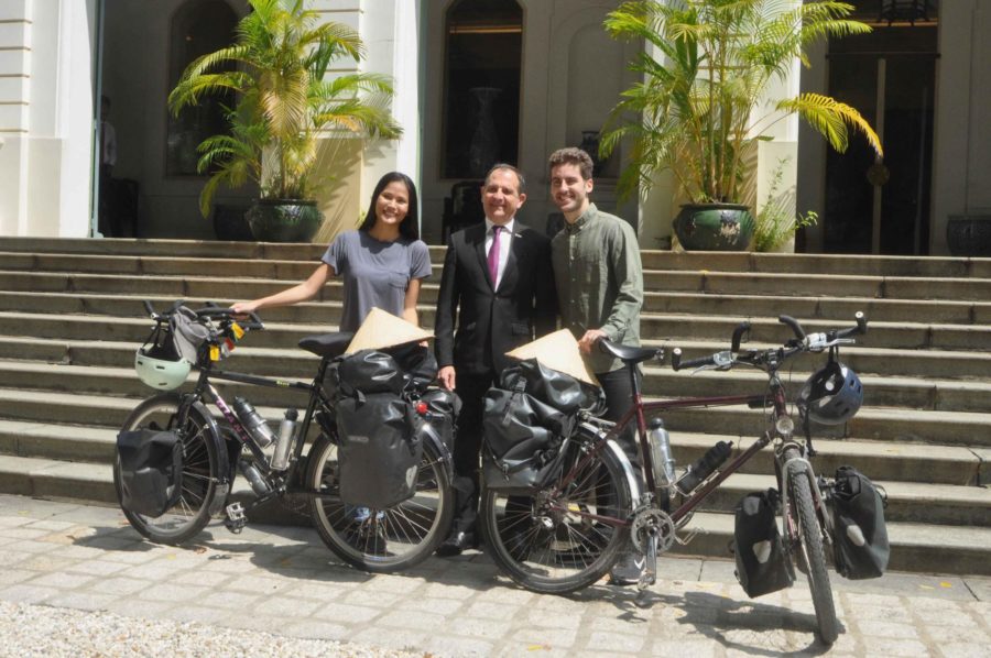 Cặp vợ chồng đạp xe 16.000km gây quỹ từ thiện cho trẻ em Ảnh 2