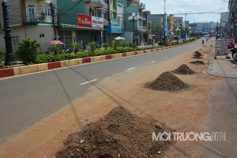 Sau khi nước rút, một lượng lớn đất đá bị tràn ra mặt đường. 3