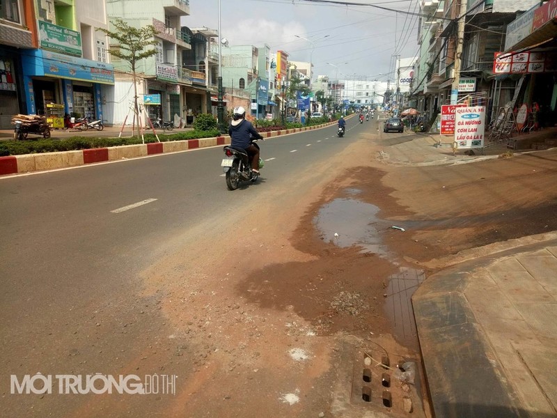 Trái ngược với những gì ông Sơn nói, người dân phản ánh, cơn mưa ngày 16/5 cũng tái diễn tình trạng ngập cục bộ. 3