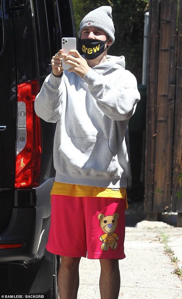 Justin Bieber đeo khẩu trang, mặc đồ xuề xòa ra phố ngay khi vừa trở về Mỹ Ảnh 2