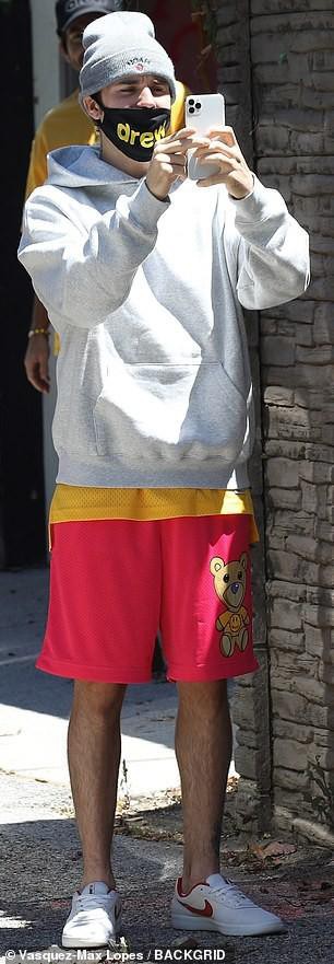 Justin Bieber đeo khẩu trang, mặc đồ xuề xòa ra phố ngay khi vừa trở về Mỹ Ảnh 3