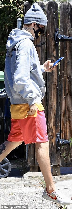 Justin Bieber đeo khẩu trang, mặc đồ xuề xòa ra phố ngay khi vừa trở về Mỹ Ảnh 4