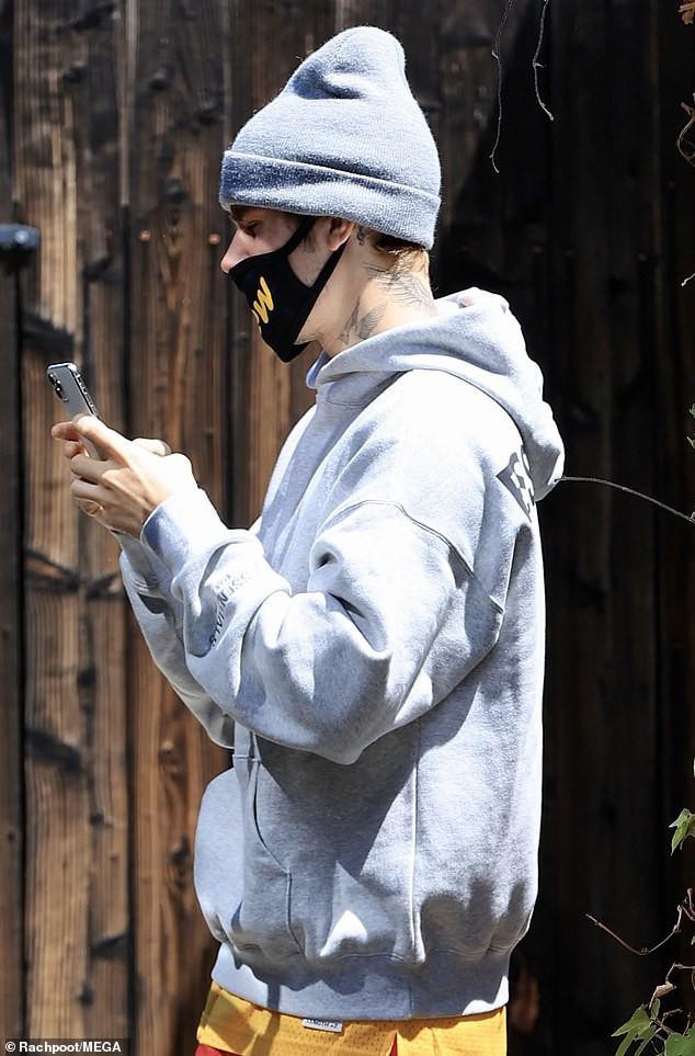 Justin Bieber đeo khẩu trang, mặc đồ xuề xòa ra phố ngay khi vừa trở về Mỹ Ảnh 5