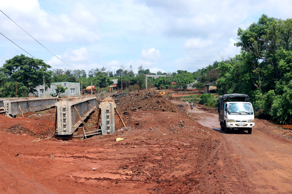 Cán bộ Ban Quản lý dự án Đầu tư Xây dựng huyện Chư Pưh kiểm tra tiến thi cầu bắc qua suối Ia Hlốp. Ảnh: N.S
