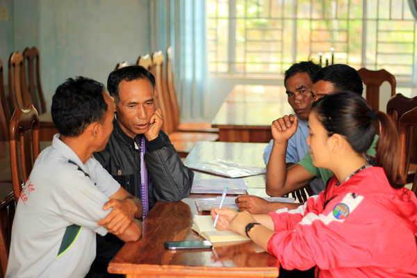 4 hộ dân làng Bối, xã Ia Glar, huyện Đak Đoa đang cung cấp thông tin về các đối tượng cò đất. Ảnh: N.T