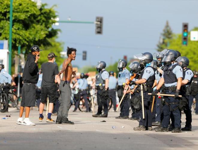 Biểu tình bùng phát thành bạo động tại Mỹ sau sai lầm của viên cảnh sát Minneapolis Ảnh 10