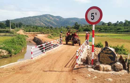        Cầu Suối Cát tại làng Der Hót có chiều dài 12 mét, rộng 3 mét và trọng tải 5 tấn. Ảnh: R’ô Hok
