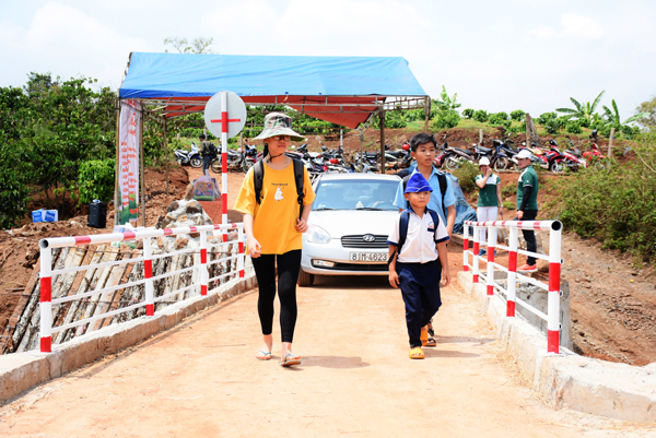  Cầu Suối Cát được đưa vào sử dụng giúp người dân đi lại thuận lợi hơn. Ảnh: Minh Nguyễn