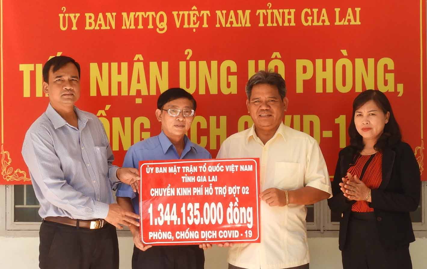 Chủ tịch Ủy ban MTTQ Việt Nam tỉnh Hồ Văn Điềm (thứ 2 từ phải sang) trao tượng trưng hơn 1,3 tỷ đồng đến lãnh đạo Sở Y tế để hỗ trợ phòng, chống dịch Covid-19. Ảnh: Thanh Nhật
