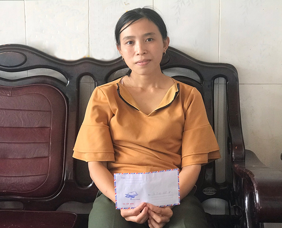 Chị Hoàng Thị Thu Trí-mẹ Nhân nhận tiền hỗ trợ của Báo Gia Lai và bạn đọc. Ảnh: Nguyễn Giang