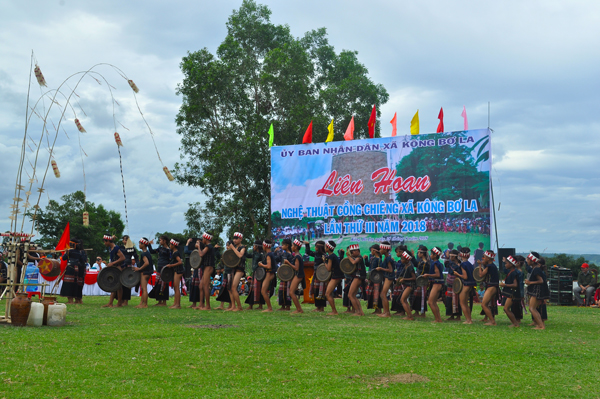 Một đội cồng chiêng thiếu nhi biểu diễn tại Liên hoan nghệ thuật cồng chiêng xã Kông Pla (huyện Kbang). Ảnh: P.L