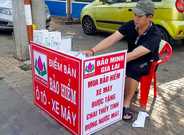 Công ty Bảo Minh Gia Lai thu hút khách hàng với chương trình mua bảo hiểm xe máy được tặng chai thủy tinh đựng nước. Ảnh: T.D