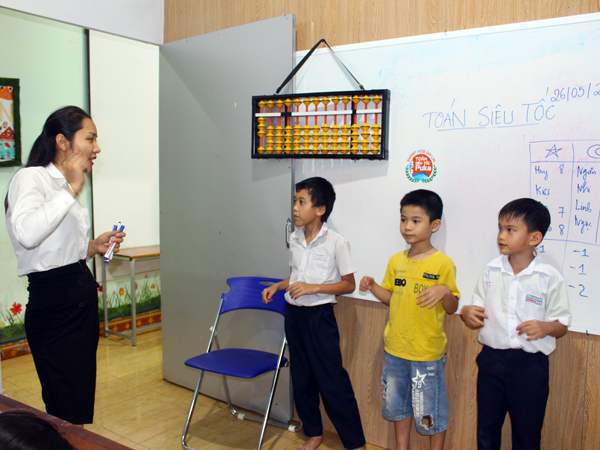 Học sinh thực hành tính nhẩm tại Trung tâm Smart Kids Gia Lai.  Ảnh: N.G