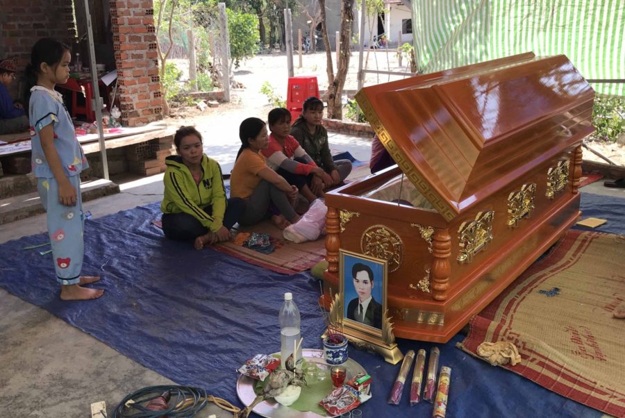 Nhiều người dân trong thôn đến chia buồn với gia đình chị Hạnh. Ảnh: Lê Văn Ngọc