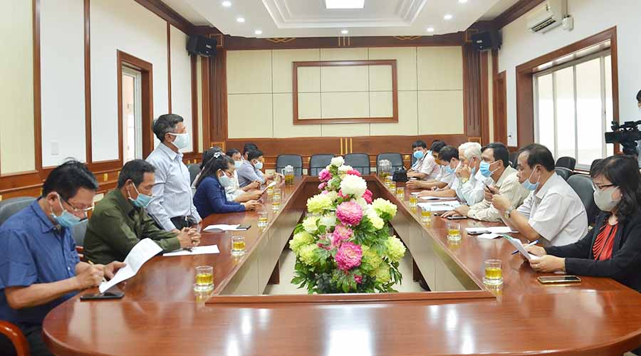            Quang cảnh buổi tặng quà. Ảnh: Phương Linh
