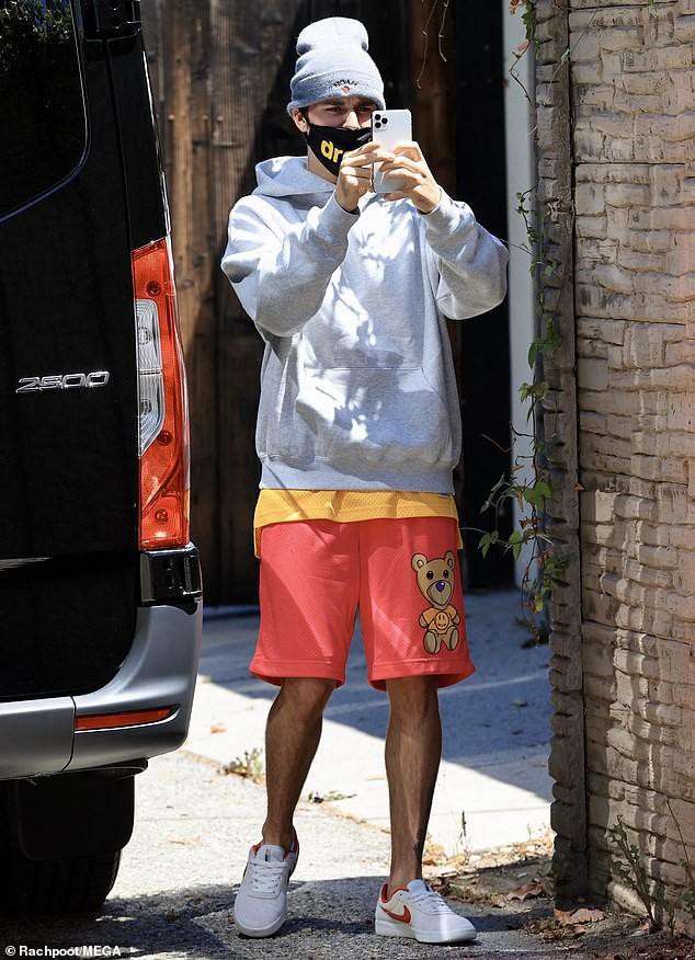 Justin Bieber đeo khẩu trang, mặc đồ xuề xòa ra phố ngay khi vừa trở về Mỹ Ảnh 1