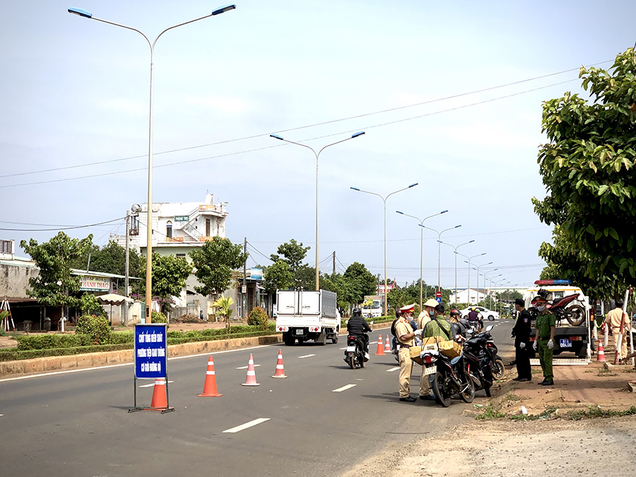 Cảnh sát Giao thông Công an tỉnh kiểm soát phương tiện giao thông trên quốc lộ 19 (đoạn qua địa bàn TP. Pleiku). Ảnh: L.H