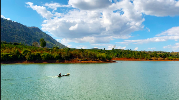 Hồ Đak Krong có mặt nước trong xanh, phẳng lặng là điểm đến mới của huyện Đak Đoa hấp dẫn du khách. Ảnh: P.L