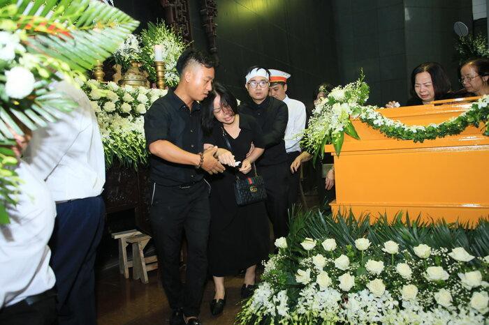 BTV Long Vũ, Quang Minh xúc động trong đám tang MC Diệu Linh: 'Tạm biệt cô gái bé nhỏ, sẽ mãi trong trái tim chúng tôi' Ảnh 10