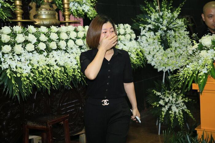 BTV Long Vũ, Quang Minh xúc động trong đám tang MC Diệu Linh: 'Tạm biệt cô gái bé nhỏ, sẽ mãi trong trái tim chúng tôi' Ảnh 11
