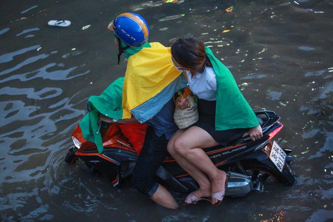 Người Sài Gòn chôn chân trong mưa lớn, ô tô, xe máy không nhúc nhích, giao thông hỗn loạn Ảnh 3
