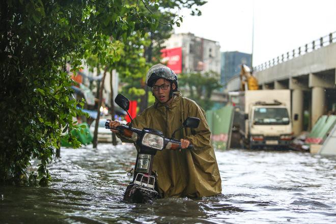 Người Sài Gòn chôn chân trong mưa lớn, ô tô, xe máy không nhúc nhích, giao thông hỗn loạn Ảnh 4