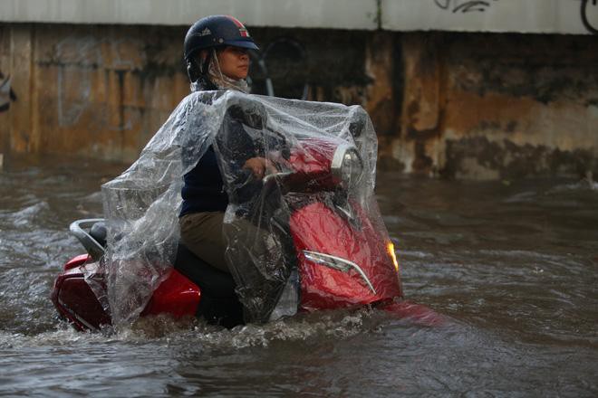 Người Sài Gòn chôn chân trong mưa lớn, ô tô, xe máy không nhúc nhích, giao thông hỗn loạn Ảnh 7