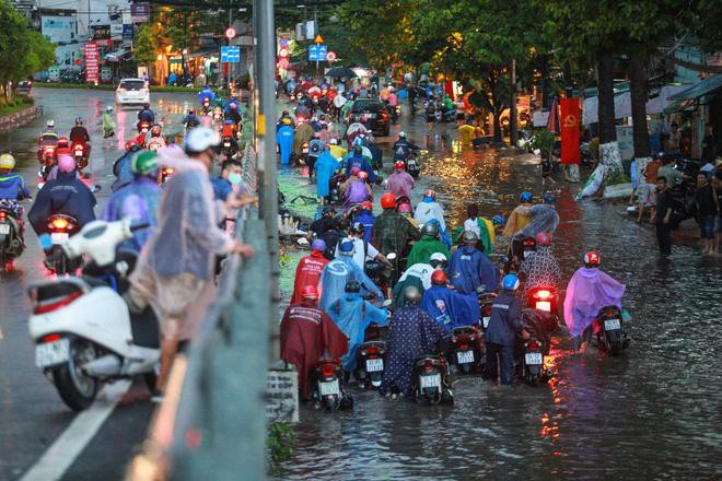 Người Sài Gòn chôn chân trong mưa lớn, ô tô, xe máy không nhúc nhích, giao thông hỗn loạn Ảnh 8