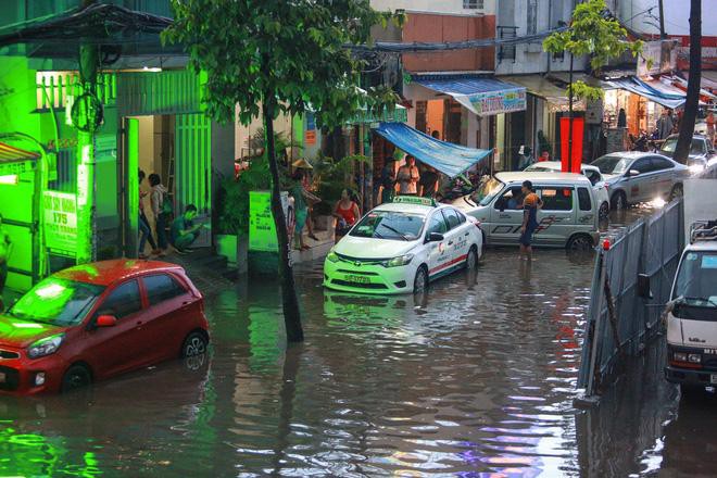 Người Sài Gòn chôn chân trong mưa lớn, ô tô, xe máy không nhúc nhích, giao thông hỗn loạn Ảnh 10