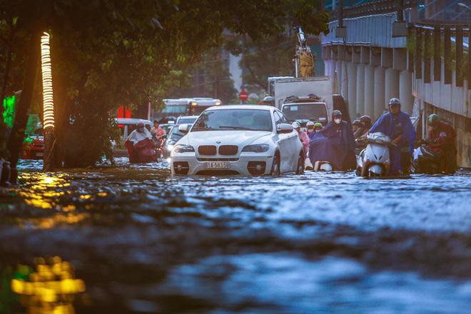Người Sài Gòn chôn chân trong mưa lớn, ô tô, xe máy không nhúc nhích, giao thông hỗn loạn Ảnh 11