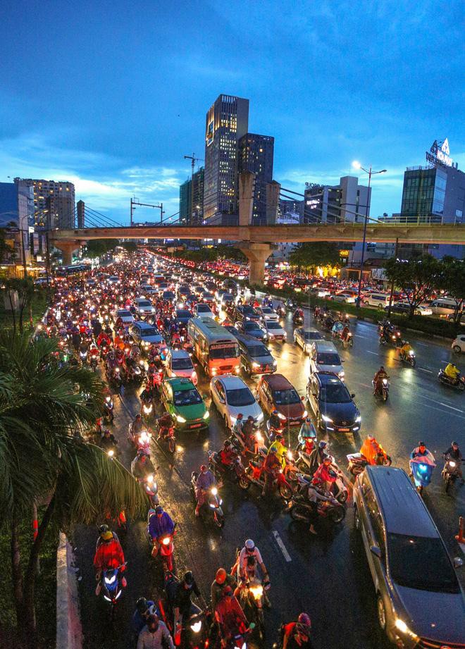 Người Sài Gòn chôn chân trong mưa lớn, ô tô, xe máy không nhúc nhích, giao thông hỗn loạn Ảnh 15